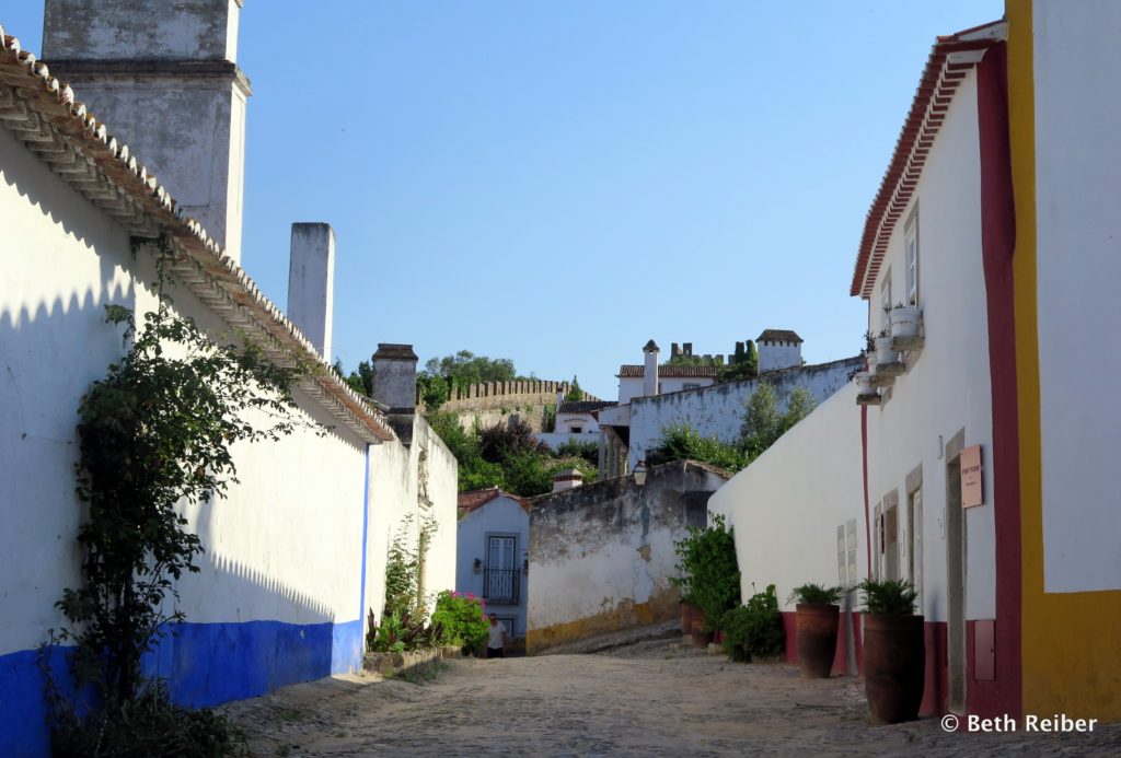 Although-small-Obidos-has-a-maze-of-streets-that-wind-up-and-down-hills-1024x693.jpg